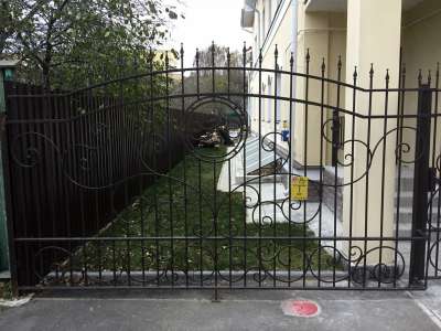 Кованая ограда.
